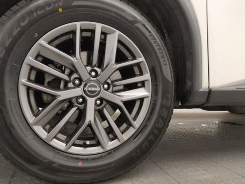 Used 2023 Nissan Rogue S image 31