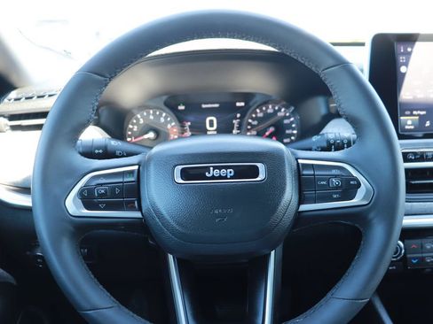 Used 2025 Jeep Compass Latitude AWD/4WD image 19