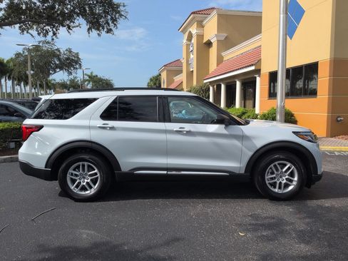 Certified 2025 Ford Explorer Active RWD image 2
