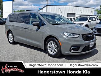 Used 2023 Chrysler Pacifica Touring-L FWD video 1