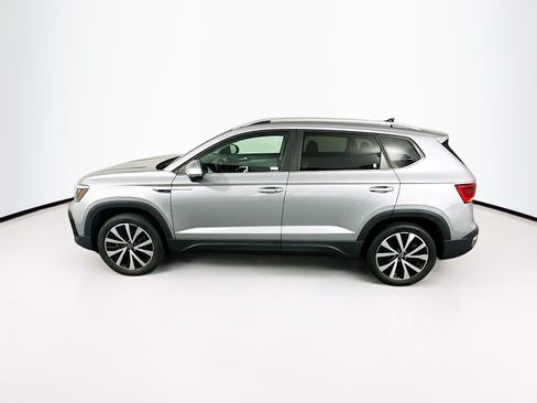 Used 2023 Volkswagen Taos SE w/ Panoramic Sunroof Package FWD image 4