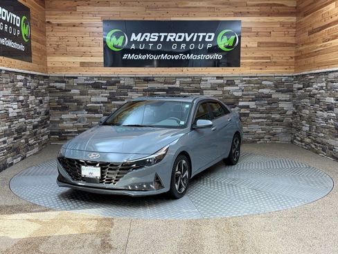 Used 2022 Hyundai Elantra SEL w/ Convenience + Premium Package image 4