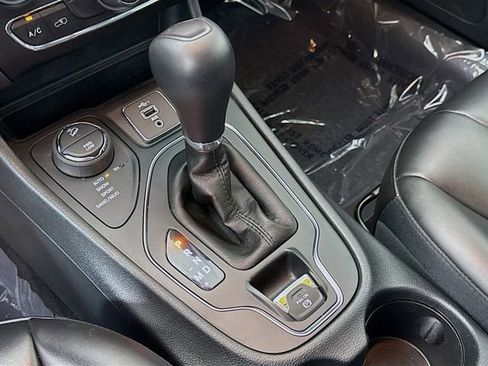 Used 2019 Jeep Cherokee Latitude Plus w/ Cold Weather Group AWD/4WD image 16