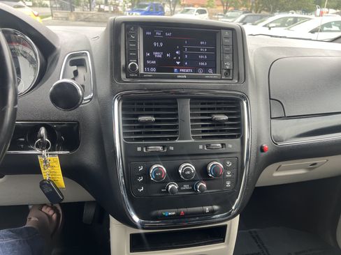 Used 2019 Dodge Grand Caravan SXT FWD image 20