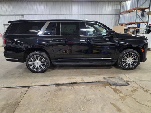 Used 2022 Cadillac Escalade ESV Luxury AWD/4WD image 9