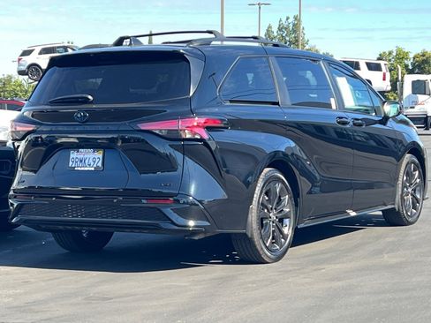 Used 2025 Toyota Sienna XSE w/ XSE Plus Package FWD image 3