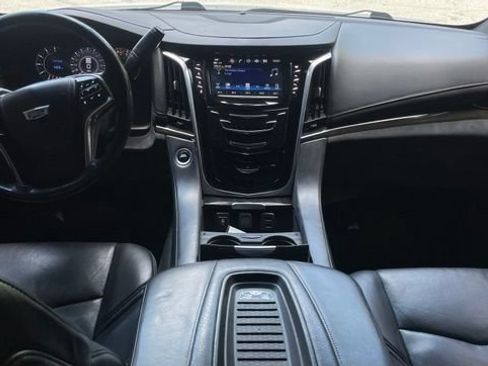 Used 2018 Cadillac Escalade Platinum RWD image 25