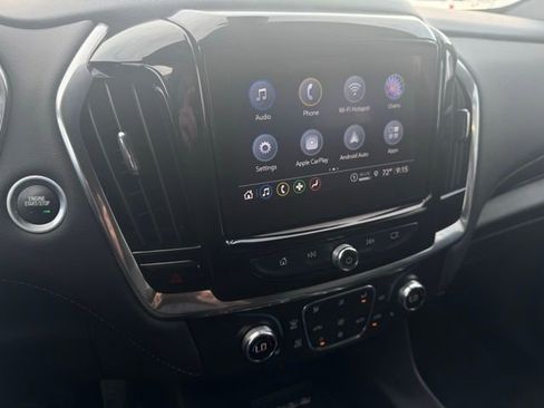 Used 2023 Chevrolet Traverse LT image 2