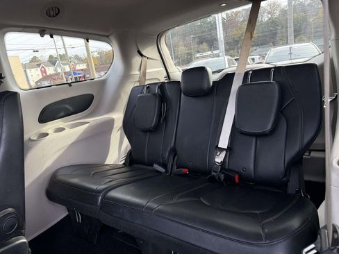 Used 2018 Chrysler Pacifica Touring-L image 24