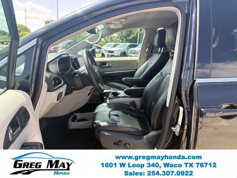 Used 2022 Chrysler Pacifica Touring-L FWD image 11