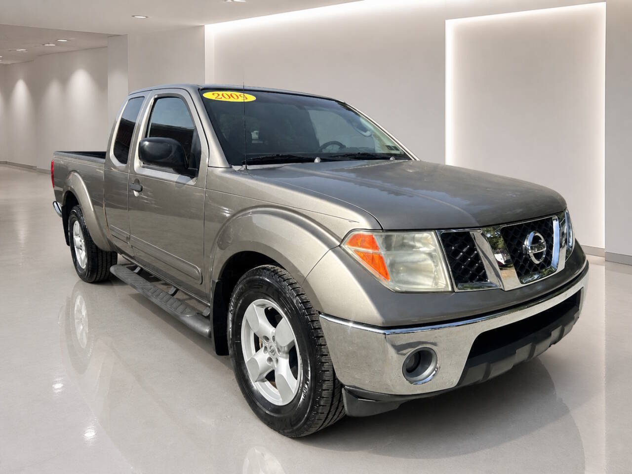 Used 2005 Nissan Frontier LE w/ (H02) Audio Pkg AWD/4WD image 2