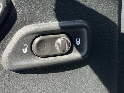 Used 2017 Jeep Wrangler Unlimited Sahara w/ Connectivity Group AWD/4WD image 14