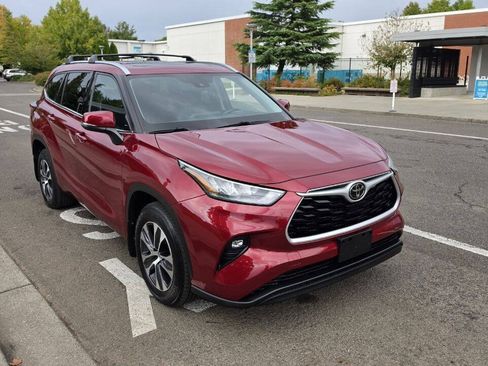 Used 2020 Toyota Highlander XLE AWD/4WD image 3