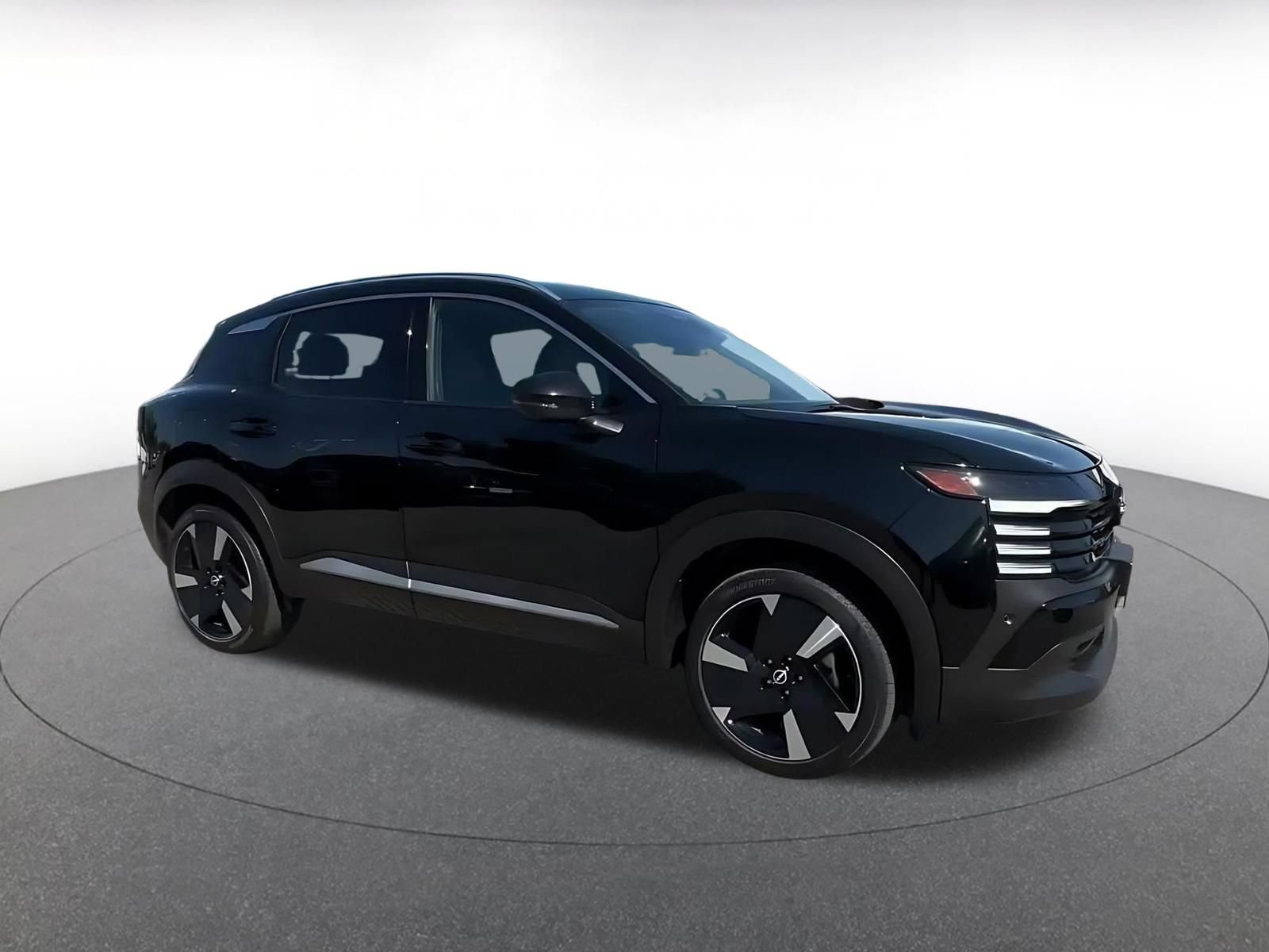 Used 2026 Nissan Kicks SR AWD/4WD image 2