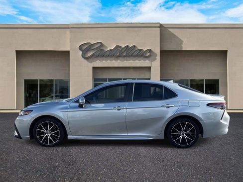 Used 2024 Toyota Camry SE image 6