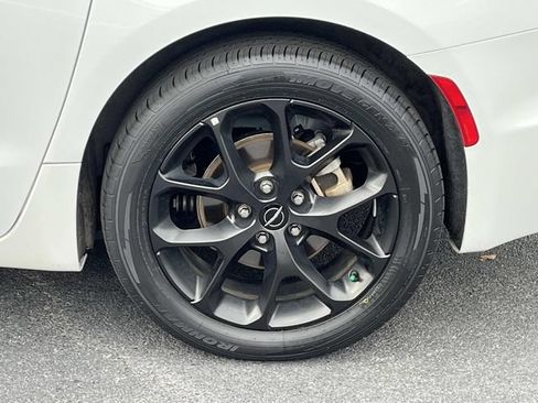 Used 2025 Chrysler Pacifica Limited FWD image 11