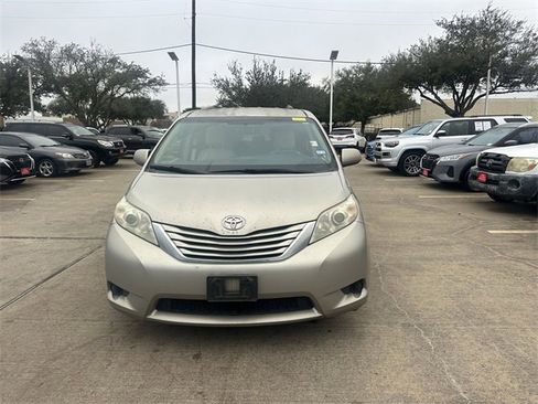 Used 2015 Toyota Sienna LE image 2
