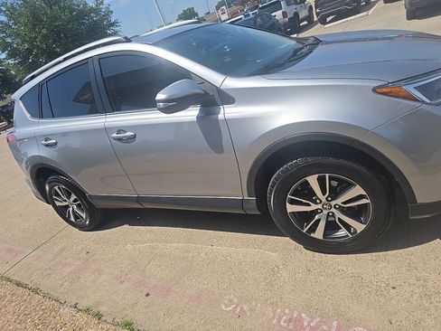 Used 2018 Toyota RAV4 XLE FWD image 3