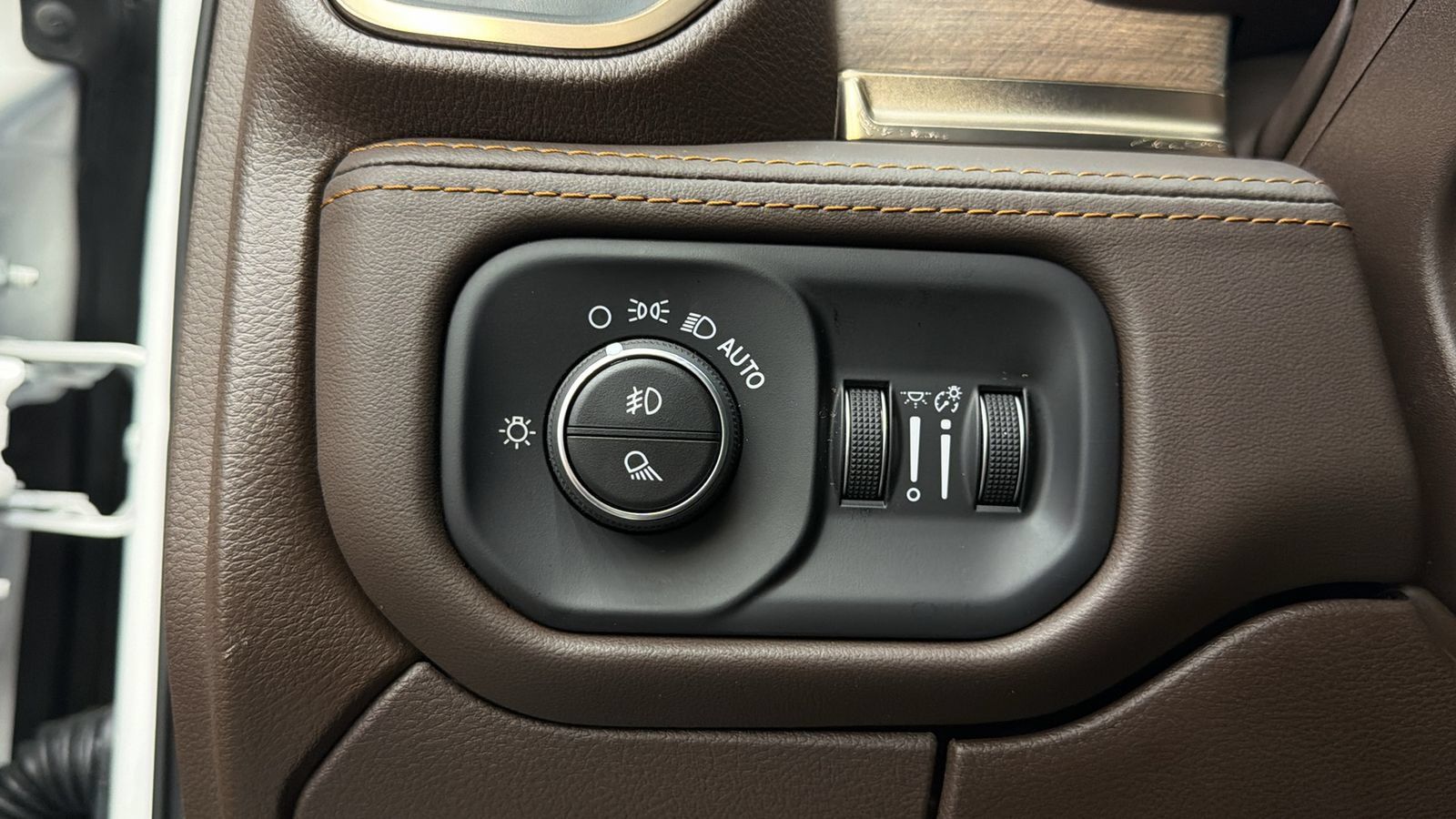 Used 2025 RAM 2500 Limited AWD/4WD image 32