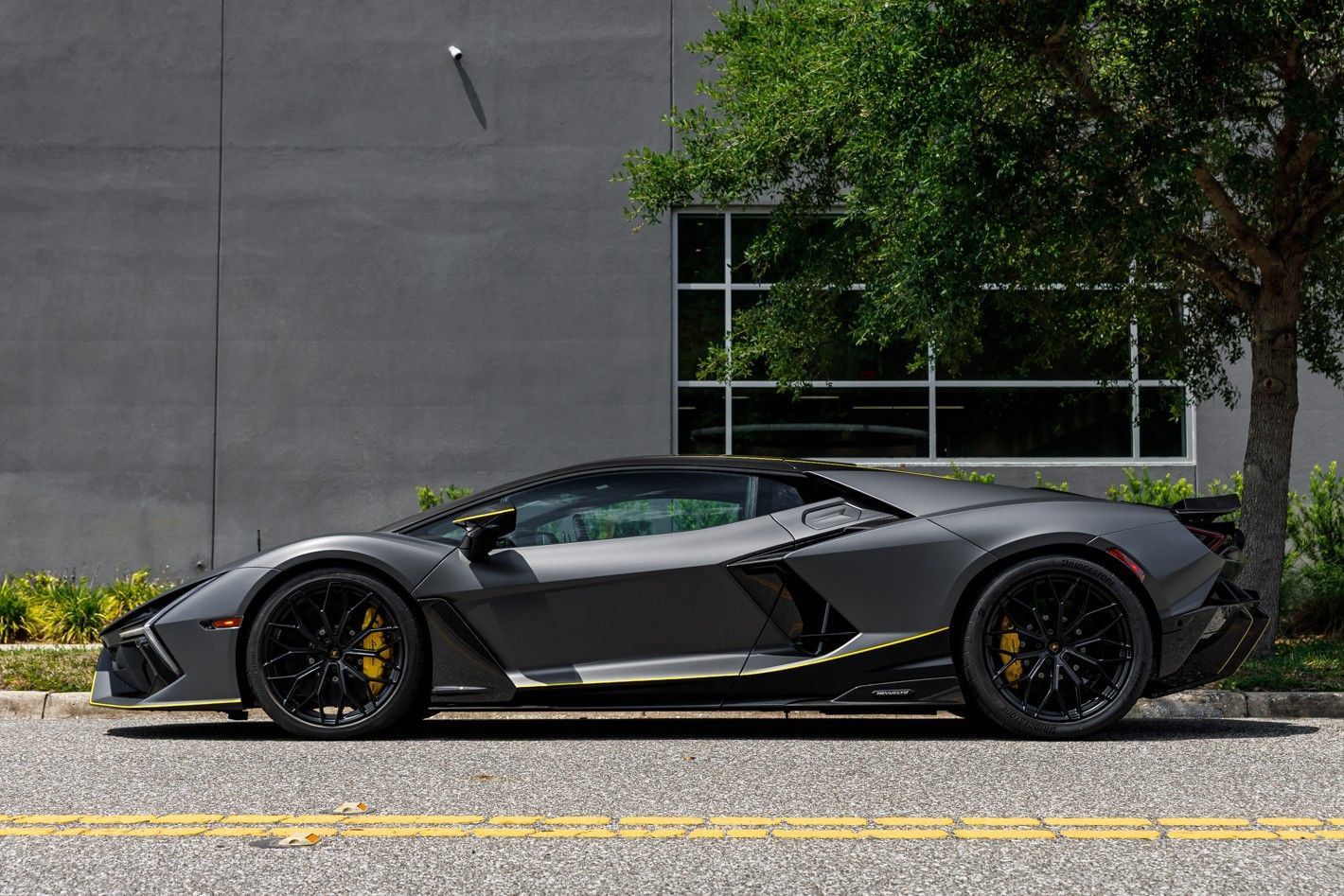 Used 2025 Lamborghini Revuelto AWD/4WD image 38