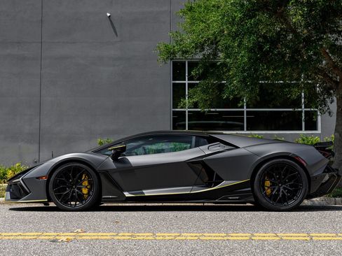 Used 2025 Lamborghini Revuelto AWD/4WD image 38