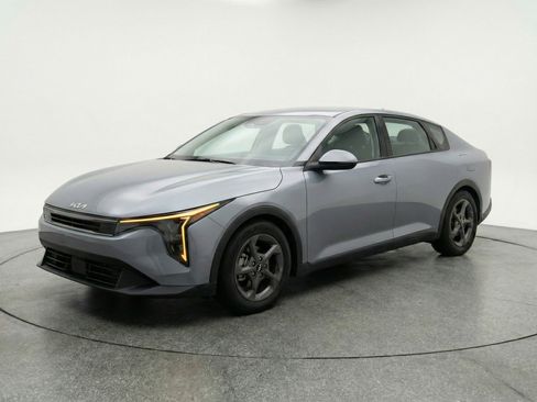 Used 2025 Kia K4 LXS image 3