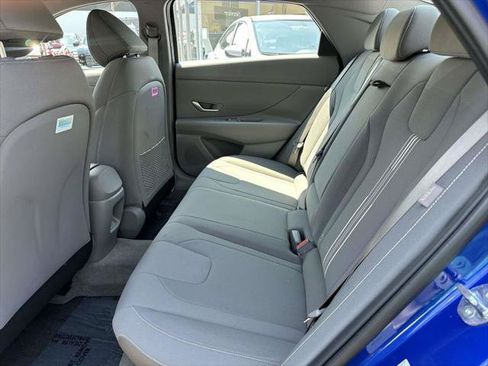 Used 2025 Hyundai Elantra SEL FWD image 12