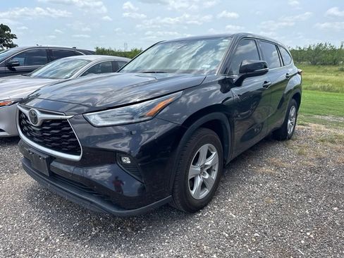 Used 2021 Toyota Highlander LE FWD image 1