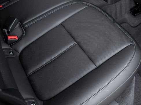 Certified 2026 Porsche Macan image 32