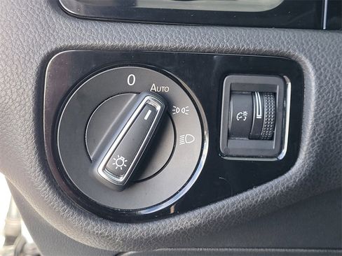 Used 2017 Volkswagen Golf R 4-Door image 28