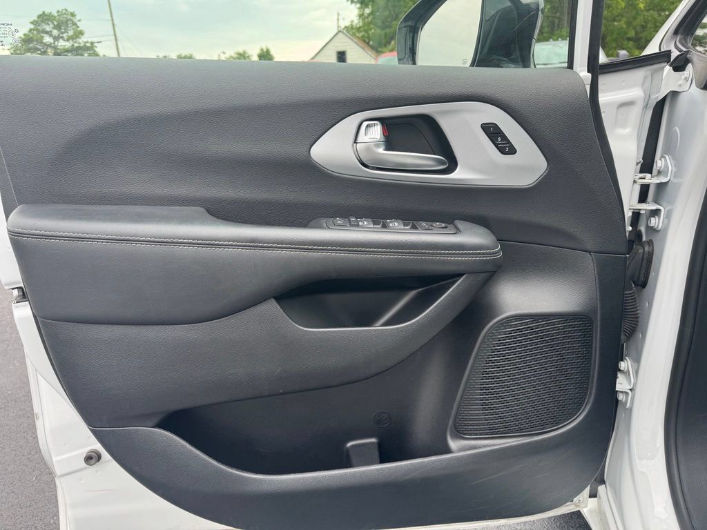 Used 2025 Chrysler Pacifica Limited FWD image 2