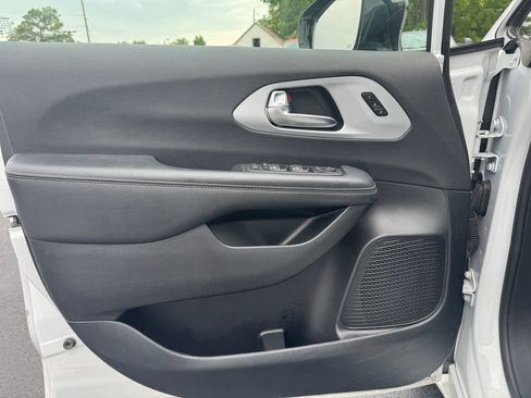 Used 2025 Chrysler Pacifica Limited FWD image 2