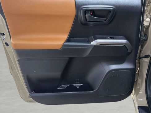 Used 2019 Toyota Tacoma SR5 AWD/4WD image 15