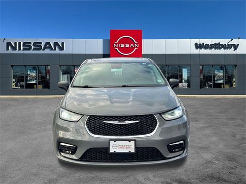 Used 2023 Chrysler Pacifica Touring-L image 2