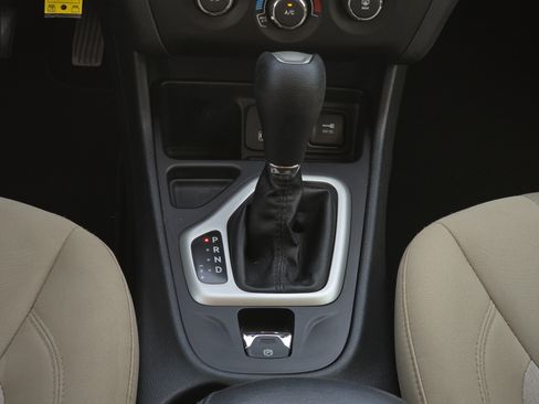 Used 2016 Jeep Cherokee Sport FWD image 12