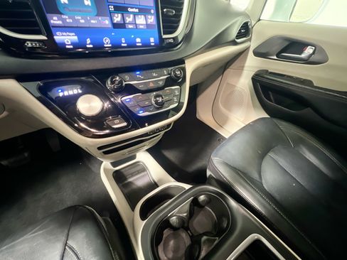 Used 2022 Chrysler Pacifica Touring-L FWD image 24