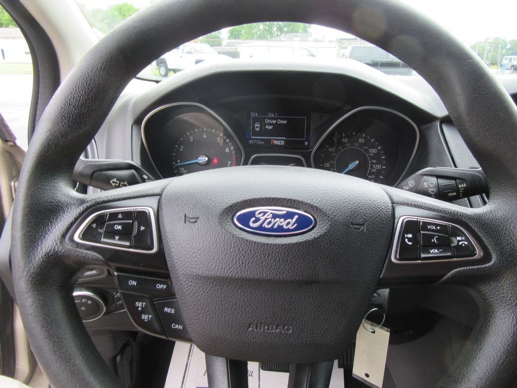 Used 2018 Ford Focus SE w/ SE Appearance Package FWD image 13
