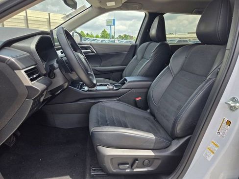 Used 2025 Mitsubishi Outlander AWD image 24
