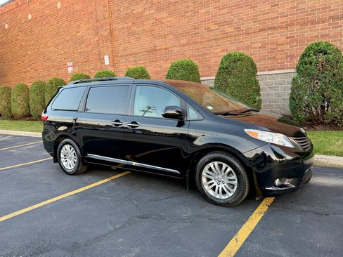 Used 2017 Toyota Sienna XLE w/ XLE Navigation Package FWD image 2