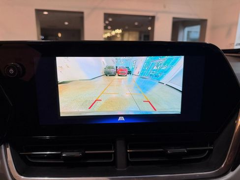 Used 2025 Chevrolet Trax LT FWD image 23
