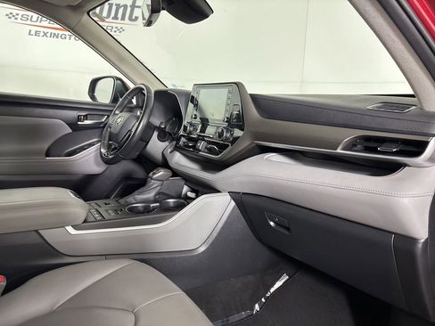 Used 2020 Toyota Highlander XLE image 35