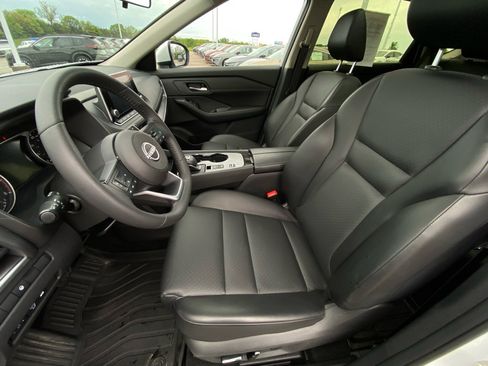 Used 2024 Nissan Rogue SV w/ SV Premium Package FWD image 10