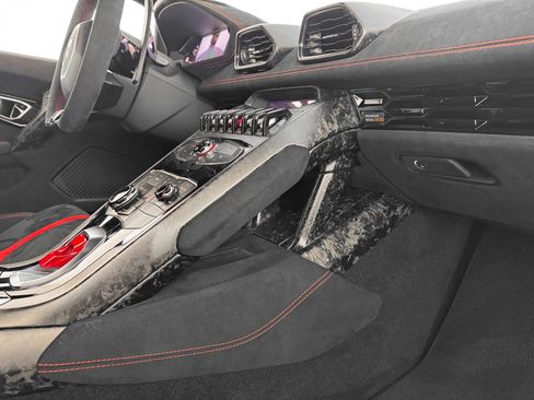 Used 2018 Lamborghini Huracan Performante AWD/4WD image 27
