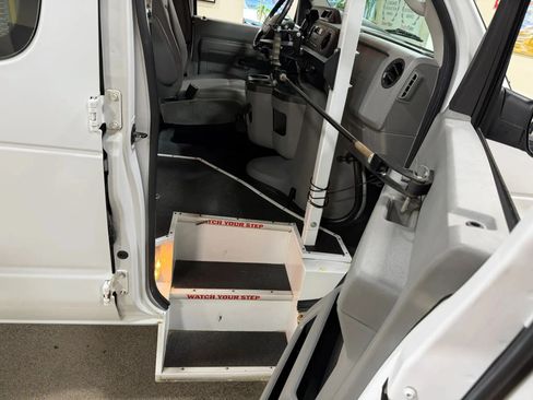 Used 2014 Ford E-250 and Econoline 250 Extended w/ Power Group RWD image 35