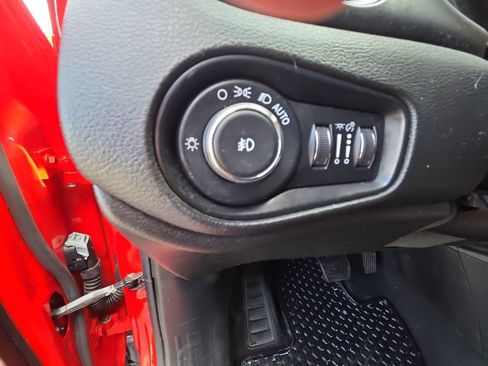 Used 2018 Jeep Renegade Latitude w/ Cold Weather Group image 25