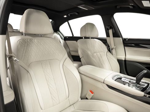 Used 2022 BMW 750i xDrive w/ M Sport Package image 34