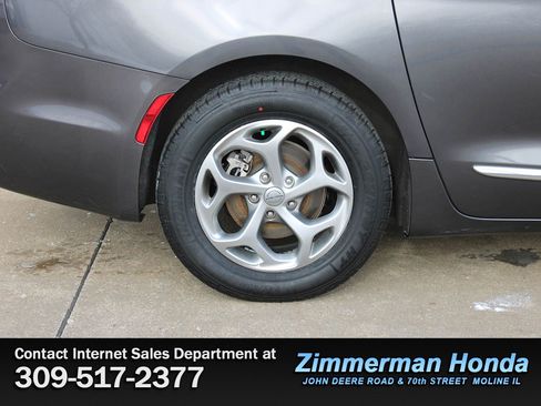 Used 2023 Chrysler Pacifica Limited image 24