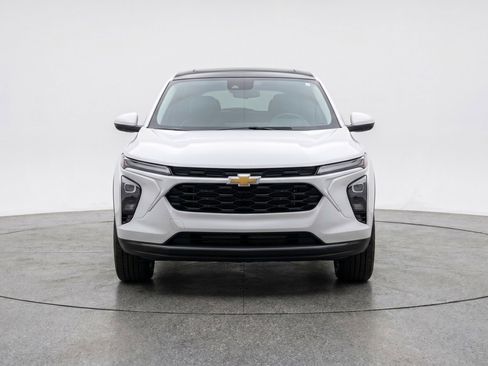 Used 2025 Chevrolet Trax LT FWD image 2