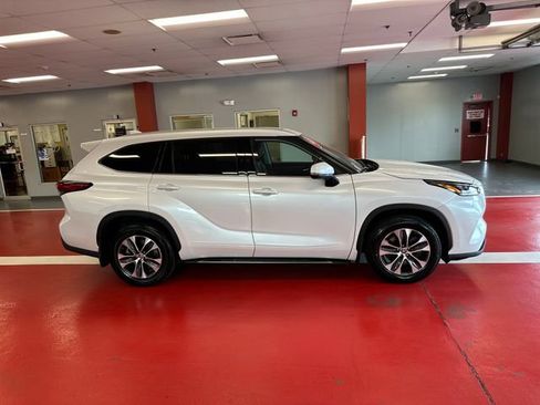 Used 2022 Toyota Highlander XLE AWD/4WD image 3