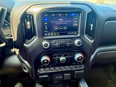 Used 2020 GMC Sierra 2500 AT4 w/ AT4 Premium Package AWD/4WD image 12